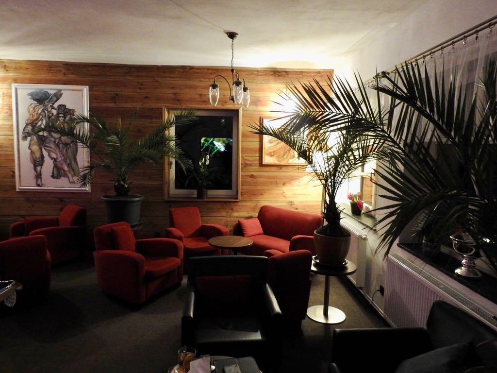 MAXMILLIAN Pension & Restaurant se nachází v srdci Lužických hor, v malebné vesnici Dolní Světlá, v severních Čechách mezi Děčínem a Liberec. V okolí je až neobvykle dobré turistické zázemí. Od velmi husté sítě dobře značených turistických tras a naučných stezek, přes četné cyklostezky a vyhlášené horolezecké terény, hojnost hub, báječné rybaření, až po ideální podmínky k zimním radovánkám. Penzion je po generální rekonstrukci, vše je nové a čisté, pokoje jsou vkusně vybaveny v kategorii vyšší standard. V prostorách celého penzionu včetně restaurace můžete obdivovat výtvarná díla malíře Františka Vlacha a na pokojích sledovat v TV i produkci Netflix. K dispozici nabízíme sedm pokojů, z toho pět dvoulůžkových a dva třílůžkové, celková současná kapacita penzionu zahrnuje šestnáct osob. Po dohodě předem je možné pokoje doplnit další přistýlkou či dětskou postýlkou. Ubytování je včetně bohaté snídaně a parkování. Hotel není zařízen na potřeby malých dětí.